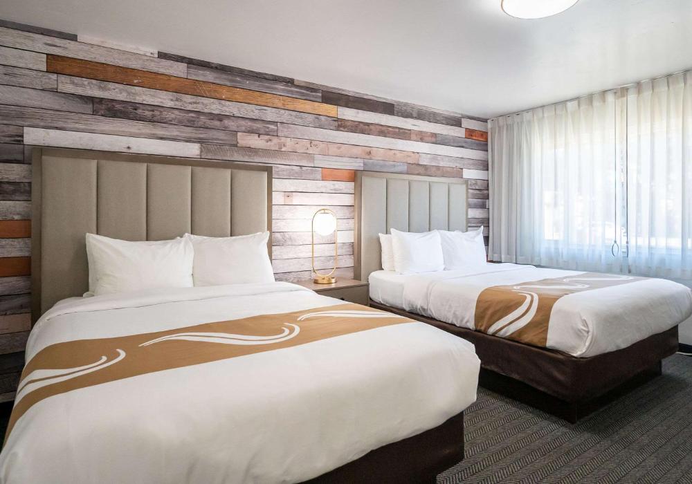 Standard Queen Room with Two Queen Beds - Non-Smoking interior