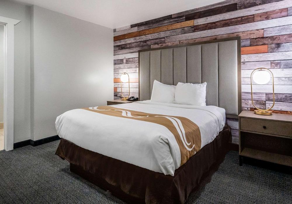 Queen Room - Accessible/Non-Smoking interior